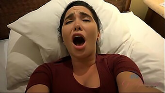 Cum-Swallowing Babe In Facial Action