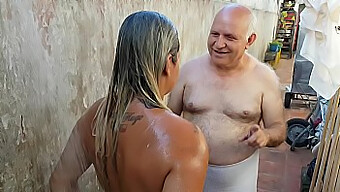 Le Grand-Père De Paty Butt S'Adonne À Des Plaisirs Bdsm Sur La Plage