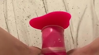 Garota Amadora De 18 Anos Usa Um Dildo Muito Grande Para Se Dar Prazer