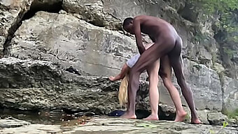 Pareja Interracial Disfruta Del Sexo Público En La Montaña