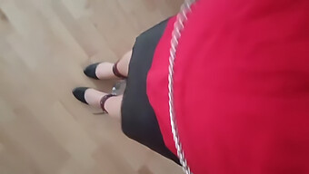 Puting Sissy Disiksa Dalam Adegan Bdsm.