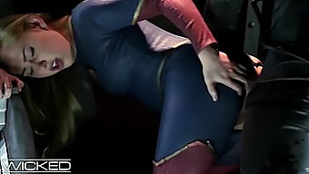 Supergirl Predvádza Svoje Schopnosti Hlbokého Hrdla, Vrátane Kohúta A Zadku.