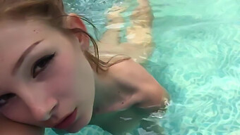 Fille Se Masturbant Sur Un Rebord De Piscine