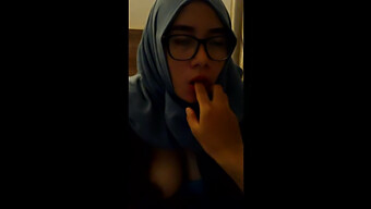 Indonesian Girl With Hijab Blowjob Skills