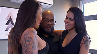 Trio Interracial Avec Une Latina Aux Gros Seins Et Une Femme Au Gros Cul