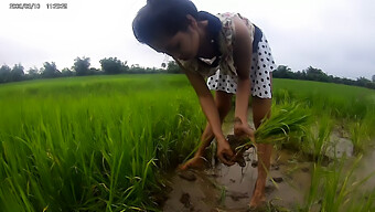 Amateur Asian Girl Enjoys The Great Outdoors