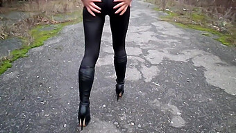 Leggings Et Bottes Serrés Pour Une Expérience Coquine