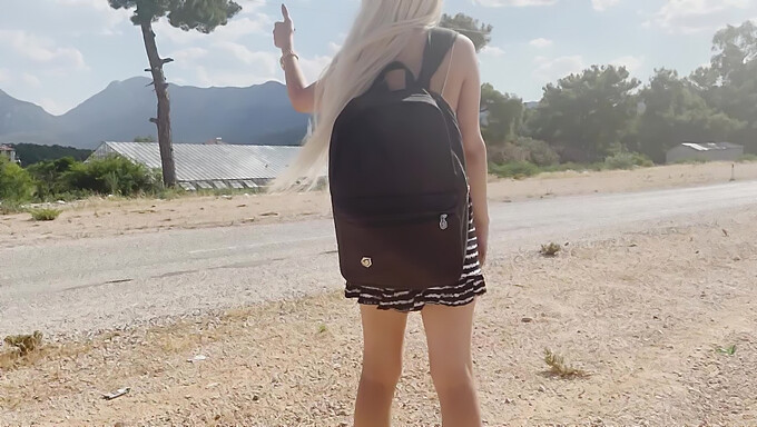 Pov Al Aire Libre: Hitchhiker Rubia Toma Un Paseo De Una Celebridad