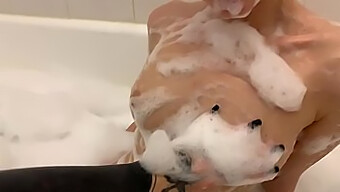 Sexe D'Une Gay Blonde Dans La Salle De Bain Avec De Petits Seins