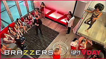 4人のホーニーな男たちが4人の美しい美女と乱交に耽る - Brazzers