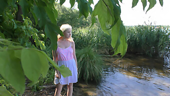 Grote Borsten En Een Strak Kutje: Een Hete Zomerdag Met Een Blondine