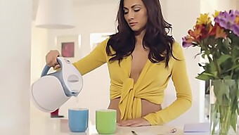 Caffè Per Due: Un Video Metart Con Michaela Isizzu