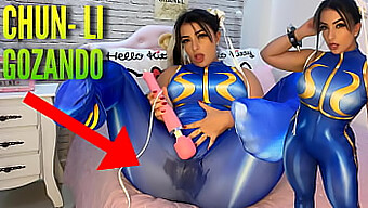 Azijka Na Cosplayu Z Vibratorjem Doživi Orgazem Pred Kamero