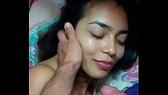 Remaja (18+) Latina Latina Mengisap Beban Saya