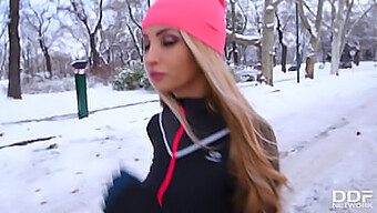 Blondínka Alyssia Kent Sa Postaví Dvom Chlapom V Tvrdej Trojke