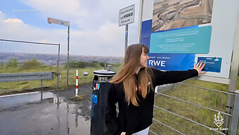 Pov All'Aperto: Pompino Con Una Bella Ragazza Su Una Piattaforma Sorvegliata Da Video