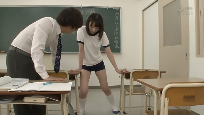 Japanese Teen (18+) Gets Her Pussy Eaten In Public