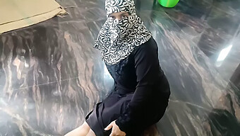 Ibu Arab Dewasa Mengajari Remaja (18+) Cara Bercinta