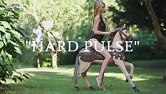 Pulsul Tare: Un Videoclip Fierbinte Cu Pula Mare A Unui Tip Sexy