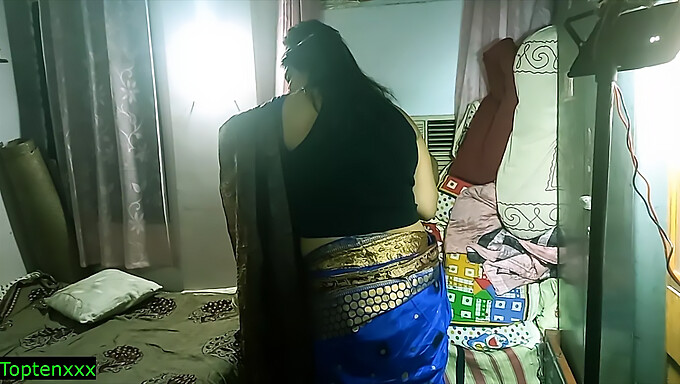 Heta Milf Bhabhi Blir Knullad Av En Ung Asiatisk Man