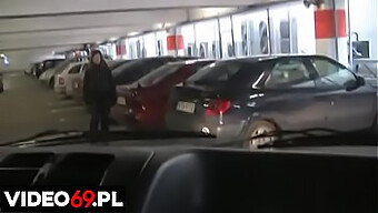 Amateur-Blowjob-Girl Gibt Einen Blowjob Im Auto Auf Einem Einkaufszentrum Parkplatz