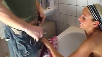 Amateur Blonde Slet Neemt Het In Haar Kont In De Badkamer