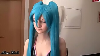 Miku Hataune角色扮演色情片,配有面部色情和射精