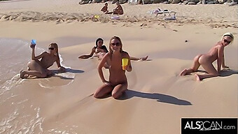 Sexe Public Sur La Plage Avec Six Lesbiennes Folles