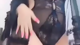 Milf Madura Con Grandes Tetas Y Culo Recibe Una Paja