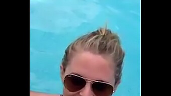 Öffentlicher Blowjob Von Blondine Am Freibad