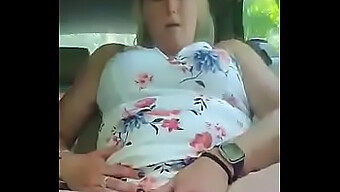 Milf Mature Profite D'Une Séance De Masturbation Publique