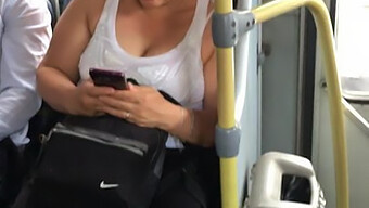 Ny Milf Viser Frem Sine Store Sprettende Pupper På En Offentlig Buss