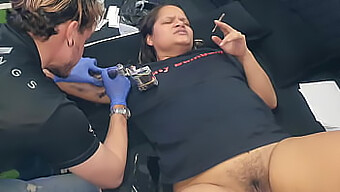 Un Tatoueur Aux Gros Seins Se Fait Tatouer Par Un Gros Cul En Échange D'Un Trio