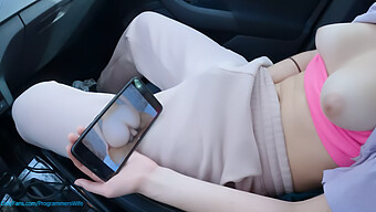 若い女性が公共の駐車場で楽しんでいるエロ動画