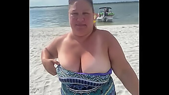 Beauté Aux Gros Seins Se Montre Sur Une Plage Publique