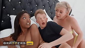 Dee Williams Si Concede Un Sesso Sensuale Con Jimmy E La Loro Figliastra In Un Trio - Brazzers