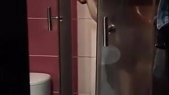 Rubia Pálida Recibe Una Buena Follada En Su Coño En El Baño