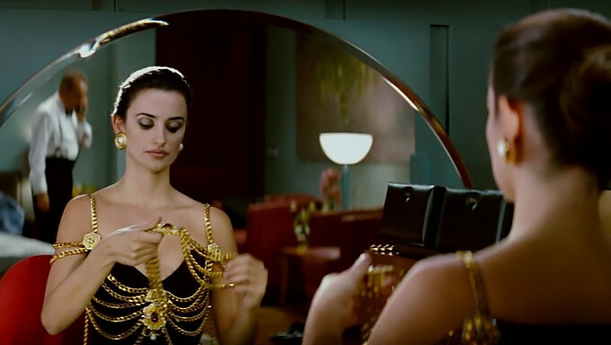 Penelope Cruz สัมผัสอย่างใกล้ชิดในฉากจูบนี้