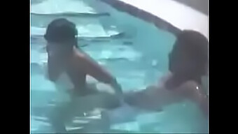 Mojada Y Salvaje: Anal Y Por Detrás En Bikini