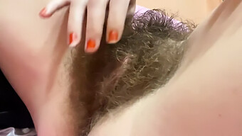 Hairy 18+ Teen Sperimenta L'Eiaculazione Femminile