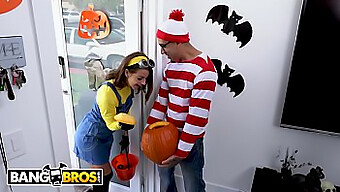 Diversão De Halloween Com Uma Adolescente Sexy E Um Pau Grande