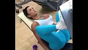 Latihan Di Gym Dengan Sentuhan Seksi