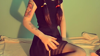 Bruneta Wednesday Addams Se Bucură De Jocul Anal Cu Un Dildo Și Ciorapi