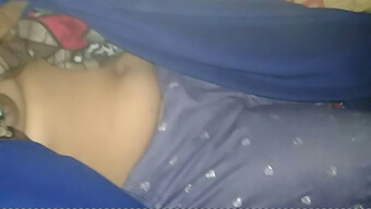 La Chaude Petite Amie Desi Baise Dans Un Bus Avec Une Grosse Bite