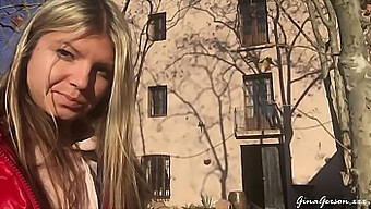 Joven Rubia De 18+ Se Pone Traviesa En Público