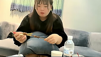 美丽的中国女孩享受热辣的性爱