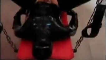 Soumise En Latex Prend Une Baise Avec Un Strapon