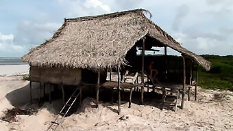 Knulla Och Svälja Sperma I Ett Vilt Strandhus