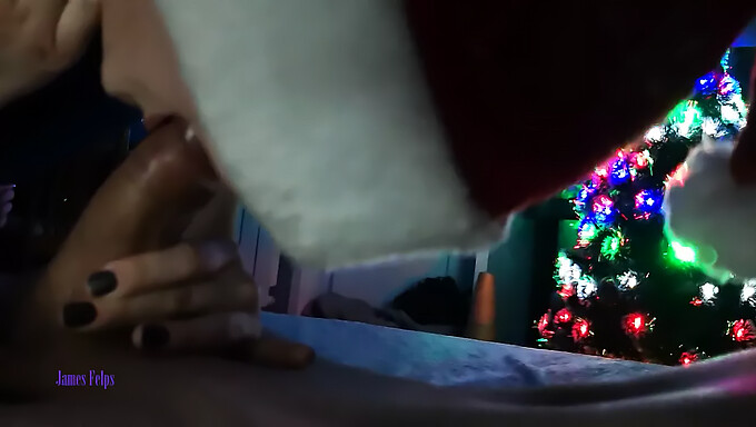 Una Joven De 18+ Da Una Mamada En Un Video Porno Temático De Navidad