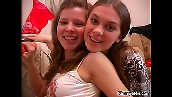 Garotas Adolescentes (18+) Tiram A Roupa E Brincam Uma Com A Outra